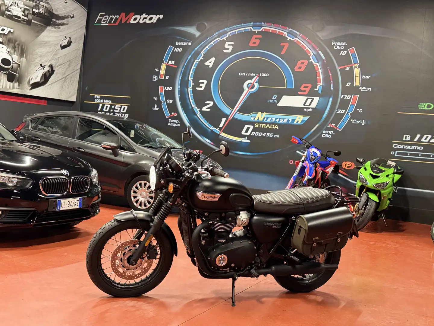 Triumph Bonneville T100 Total Black - 1