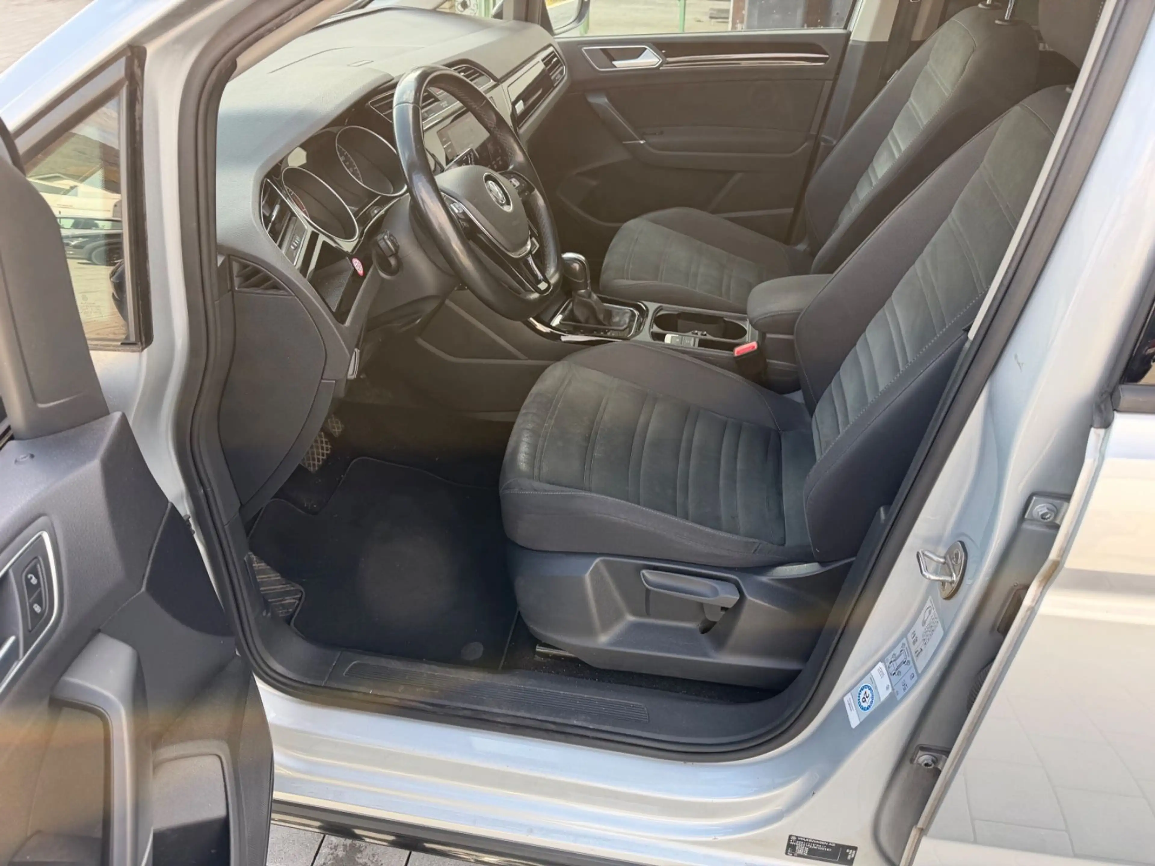 Volkswagen Touran 1.4 TSI DSG R-Line 7Sitze Navi Kamera LED — photo 8