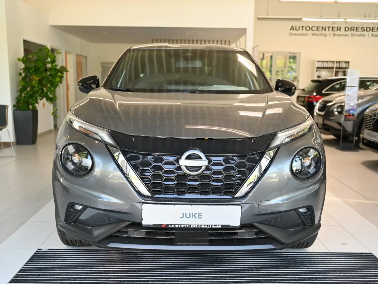 Nissan Juke 1.6 HYBRID 143 PS N-Connecta Kam WinterP Grijs - 2