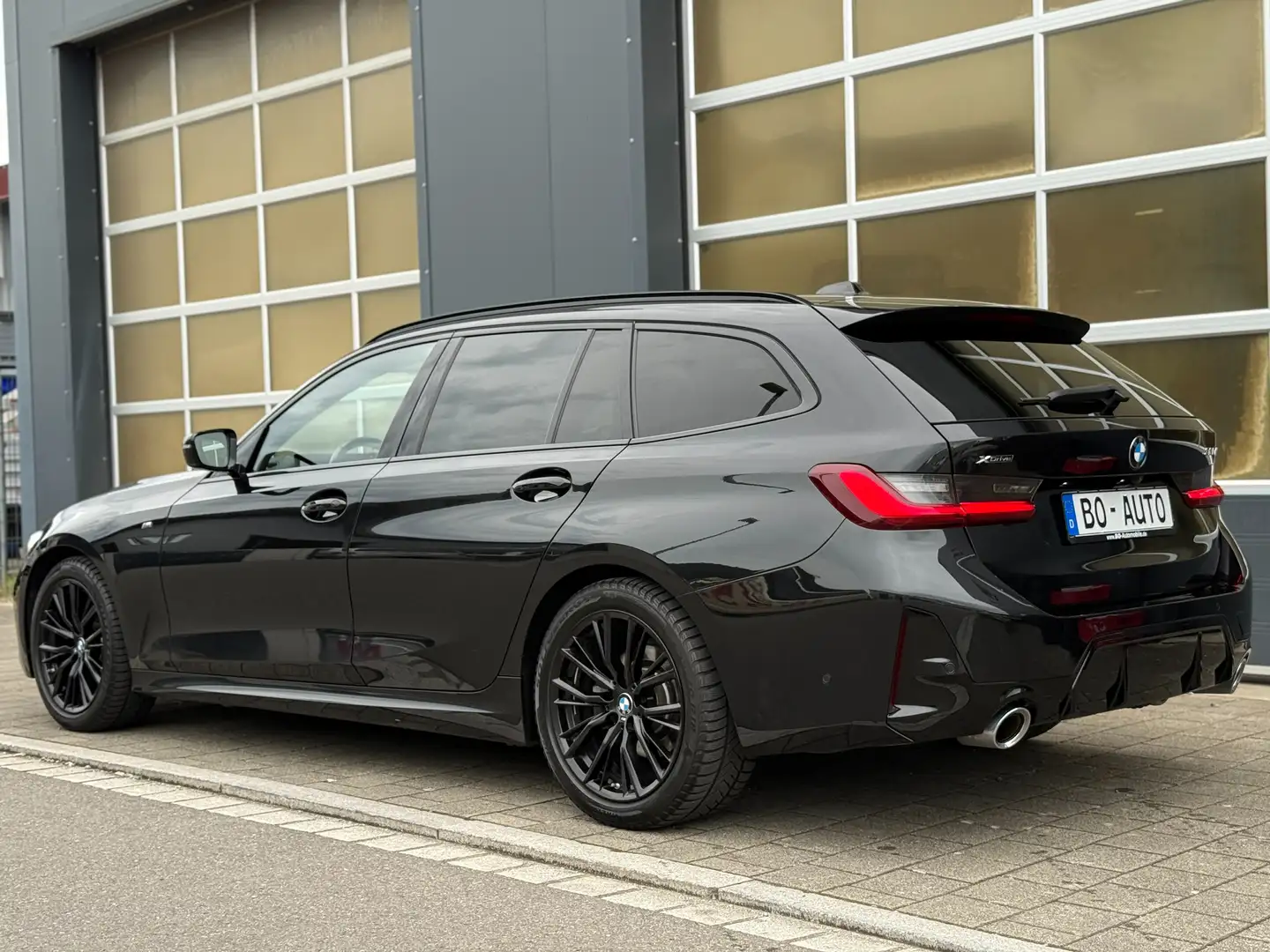 BMW 320 d xDrive M-SPORT AHK Memory Keyless Adaptiv DAB 18 Schwarz - 2