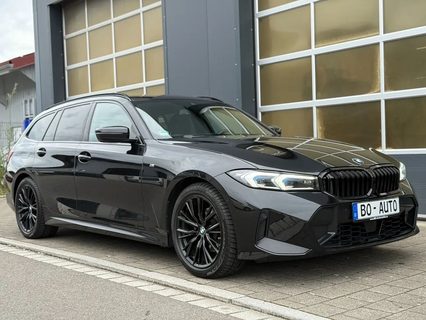 BMW 320 d xDrive M-SPORT AHK Memory Keyless Adaptiv DAB 18 Schwarz - 1