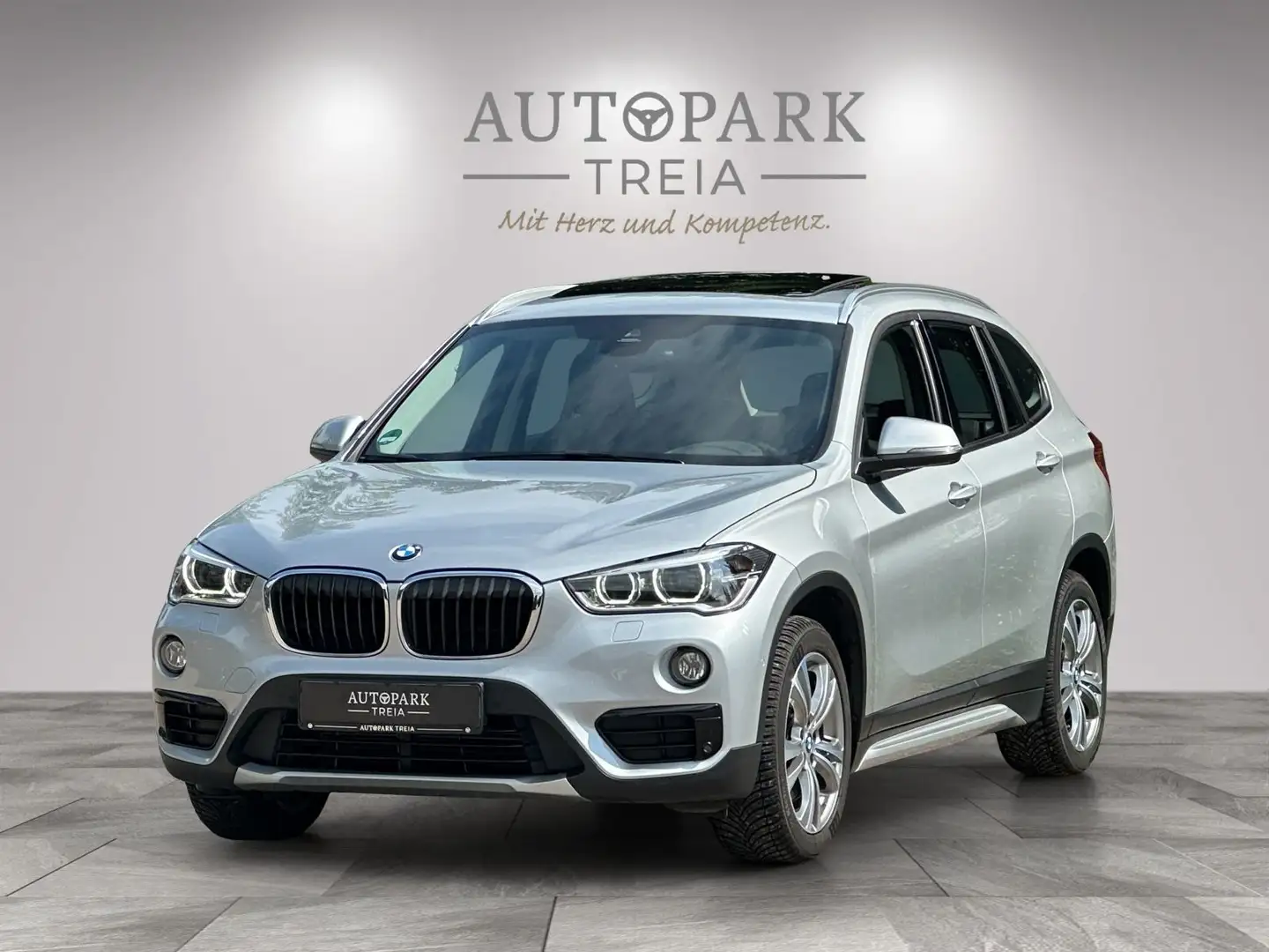 BMW X1 20d xDrive Sport Line (LED-AHK-TEMPO-BT-SHZ) Zilver - 1