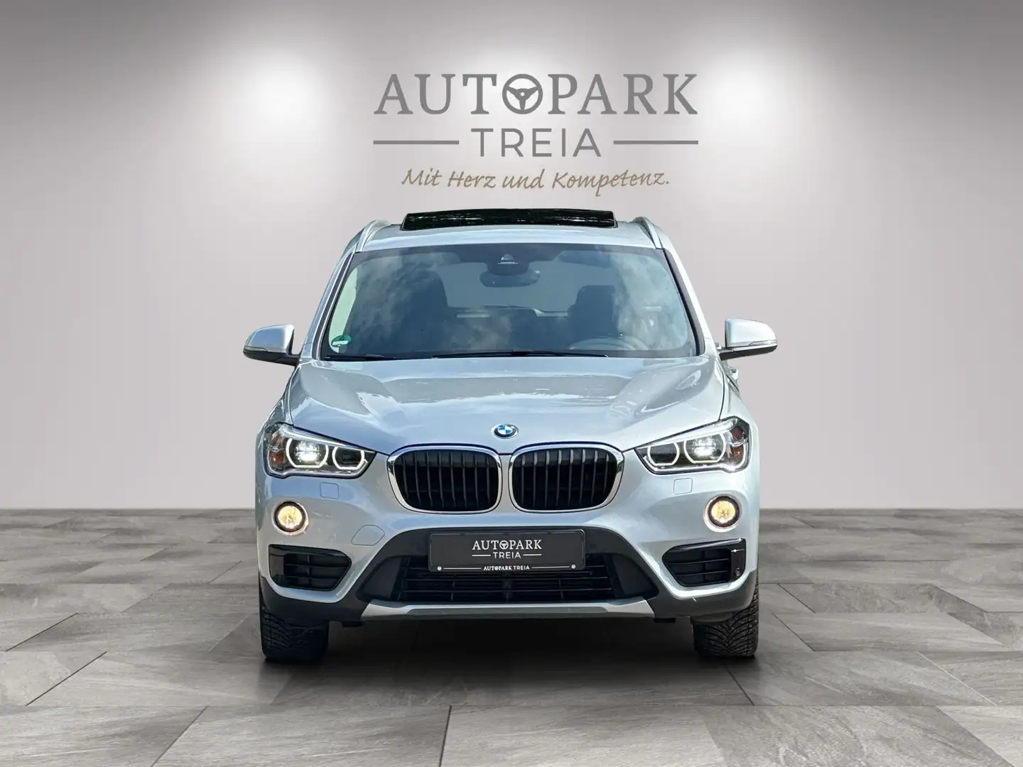 BMW X1 20d xDrive Sport Line (LED-AHK-TEMPO-BT-SHZ) Zilver - 2