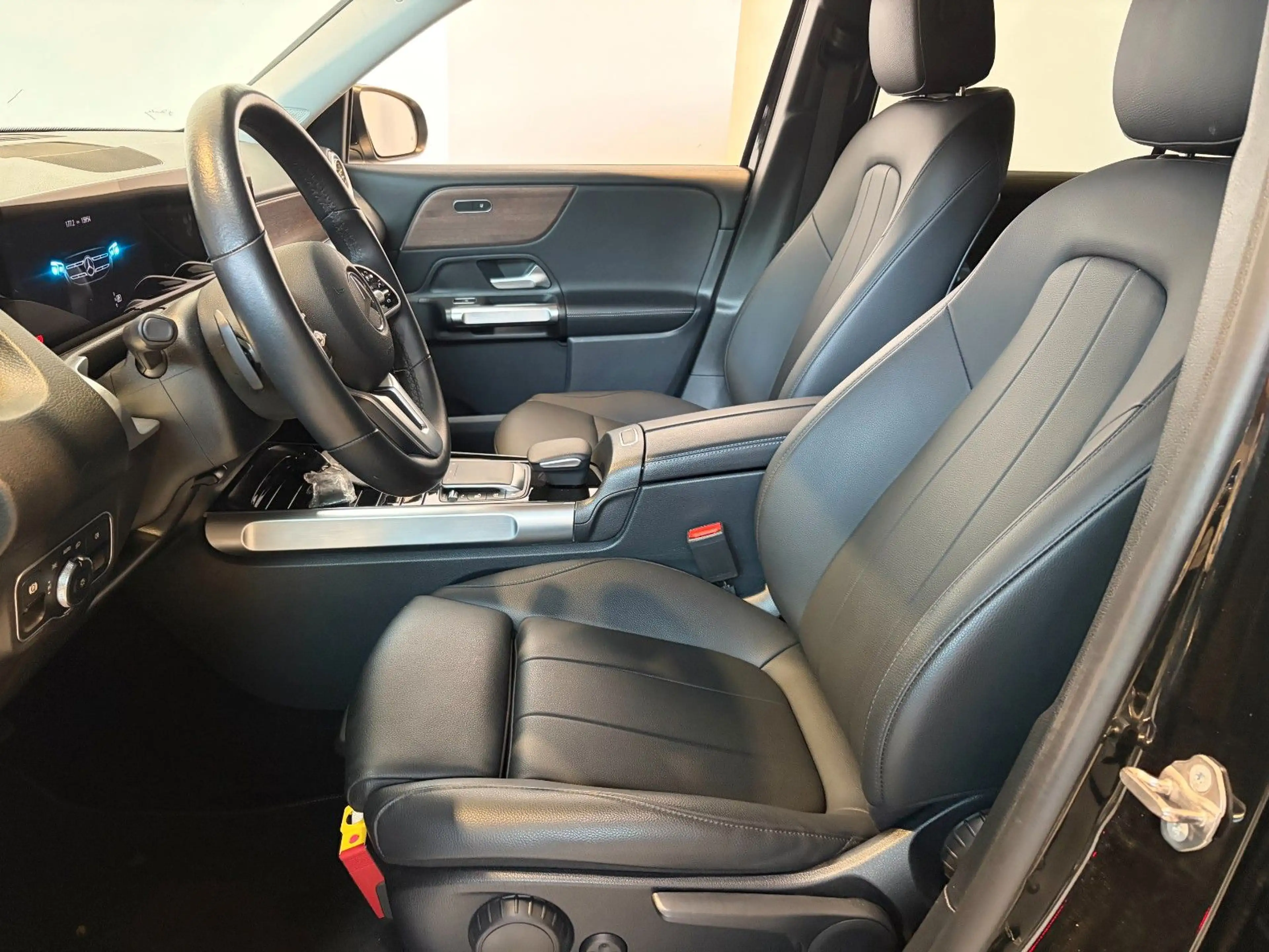 Mercedes-Benz GLB 250 4Matic 2.0 *360°, Anhängerkupplung* — photo 9