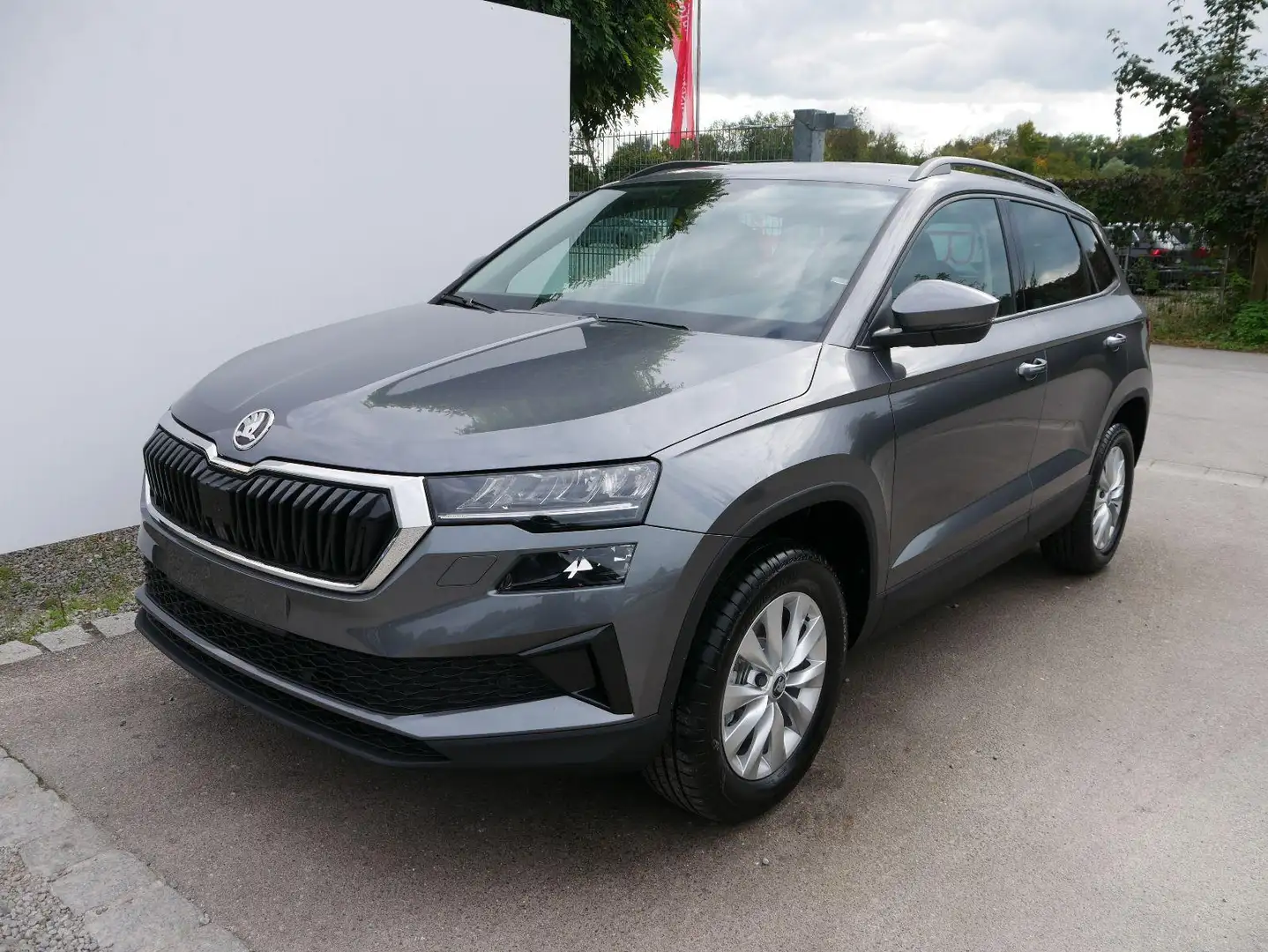 Skoda Karoq Selection 130 Jahre Edition 1,5 TSI DSG*NAVI-ÜBER- Grau - 2