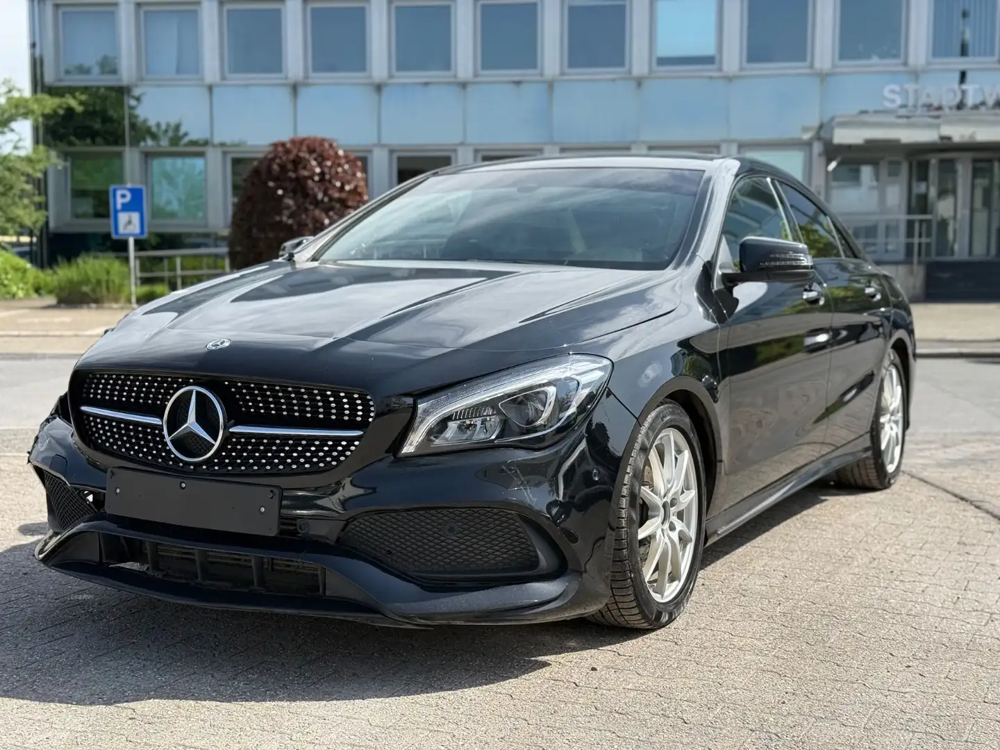 Mercedes-Benz CLA 180 AMG-Line,Panorama,Leder,Kamera,SHZ,Navi Schwarz - 1