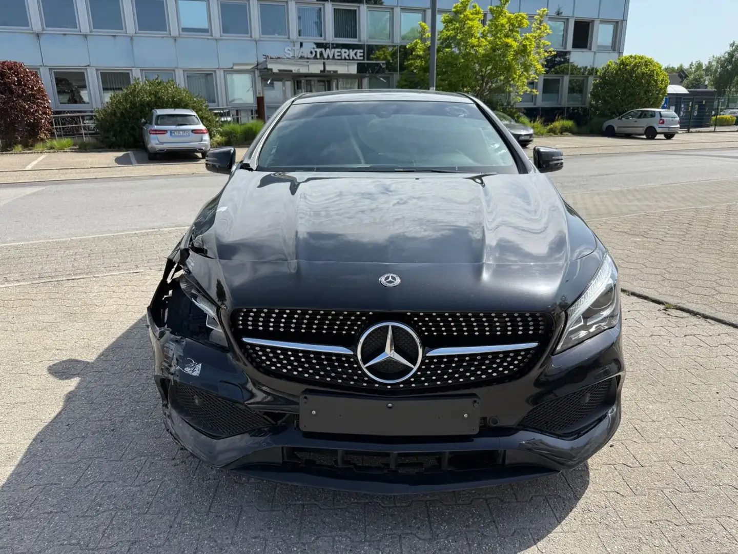 Mercedes-Benz CLA 180 AMG-Line,Panorama,Leder,Kamera,SHZ,Navi Schwarz - 2