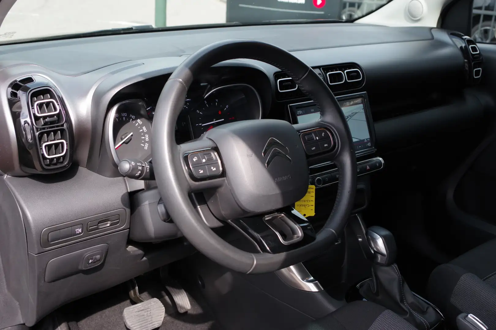 Citroen C3 Aircross 1.2 PureTech 130 PK Shine Automaat, LED, Navigatie Grijs - 2