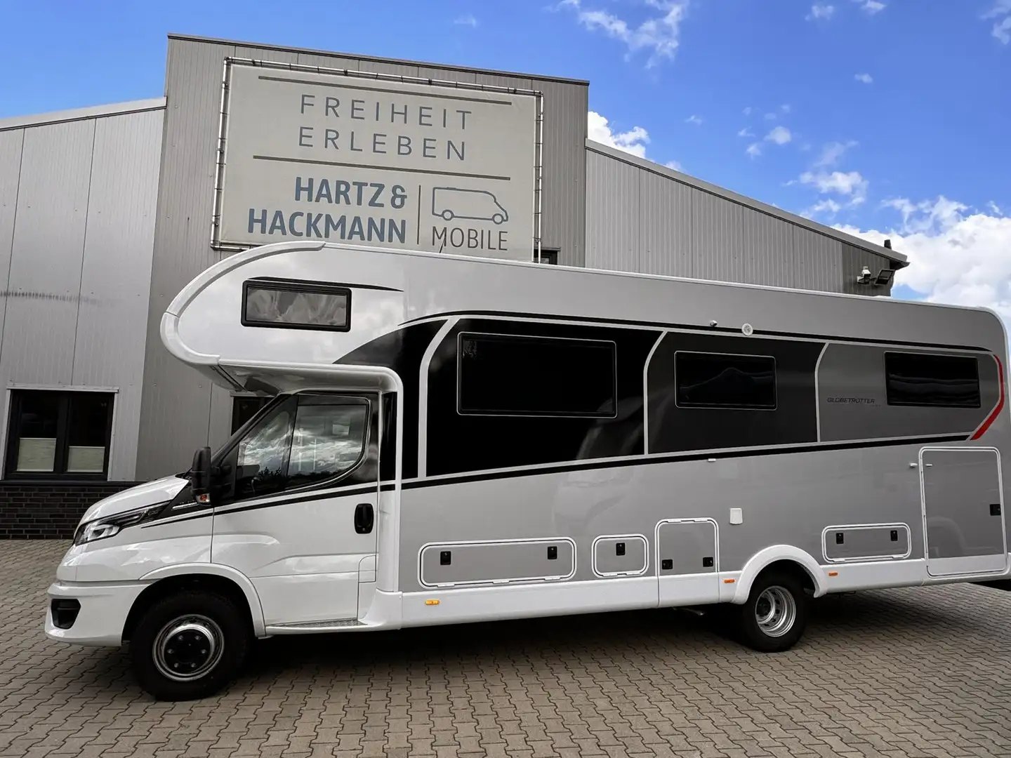 Dethleffs Globetrotter-XXL A 9000-2 EB "SOMMERAKTION" Silber - 1