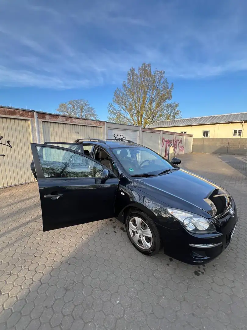 Hyundai i30 i30cw 1.6 Comfort Schwarz - 2