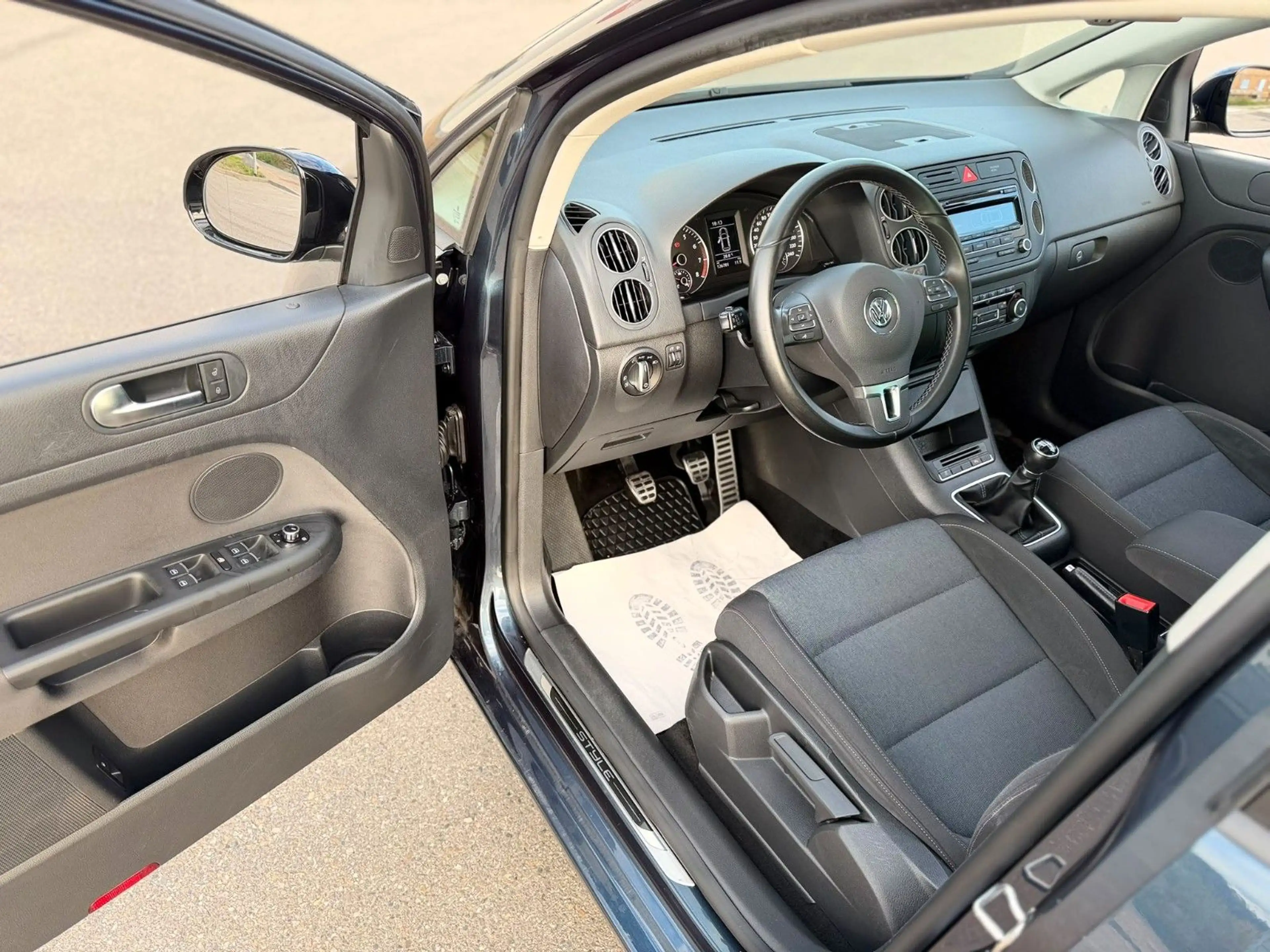 Volkswagen Golf Plus VI Style 1.2TSI PDC SHZ Schiebedach — photo 11