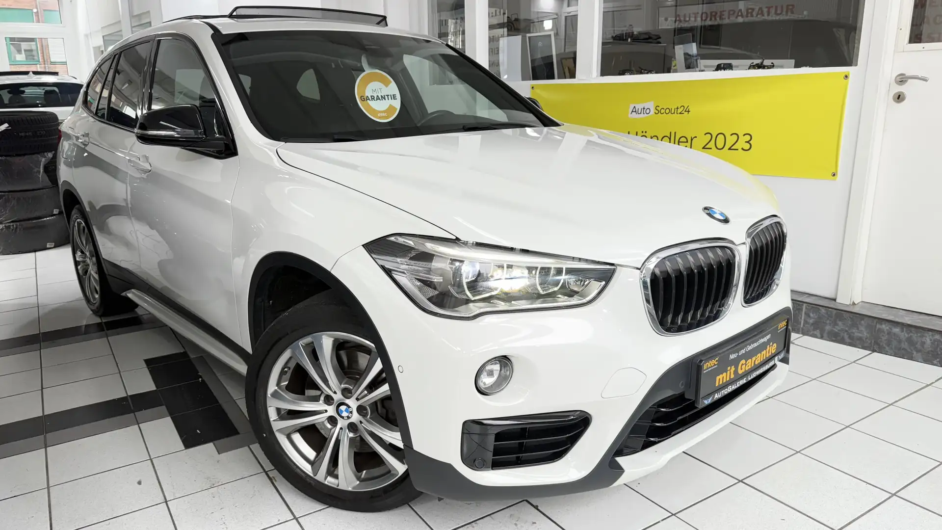 BMW X1 xDrive 20 i Sport Line PANO LEDER LED HEAD-UP H&K Blanc - 1