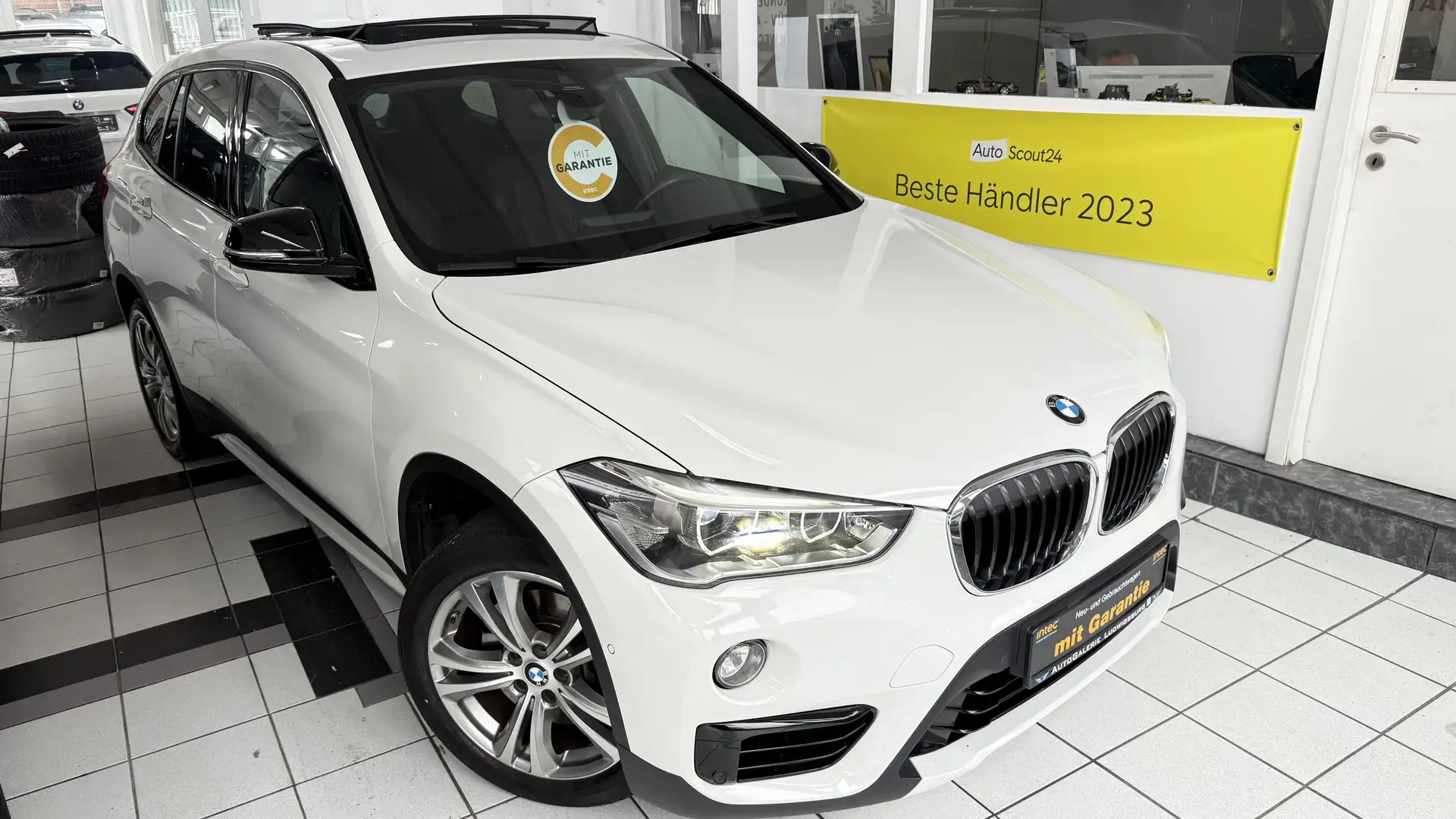 BMW X1 xDrive 20 i Sport Line PANO LEDER LED HEAD-UP H&K Blanc - 2