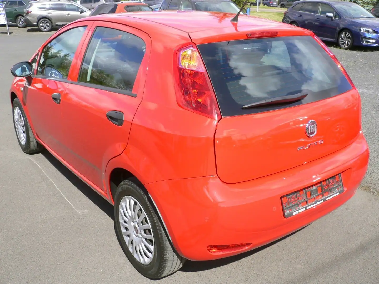 Fiat Punto 1.2 8V MyStyle mit Klimaanlage und Einparkhilfe Rouge - 2