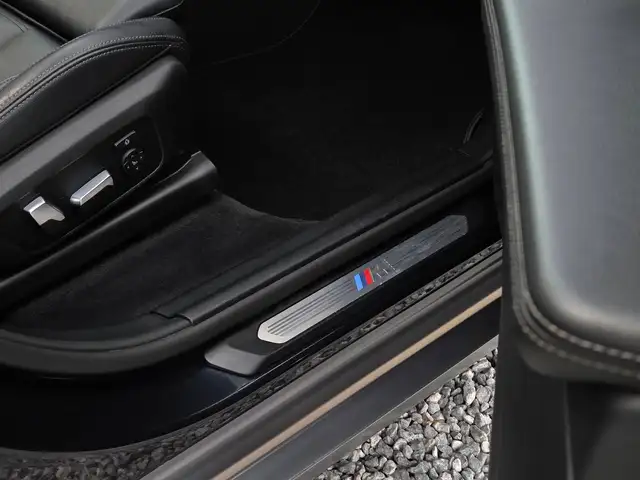 BMW X4 view 10