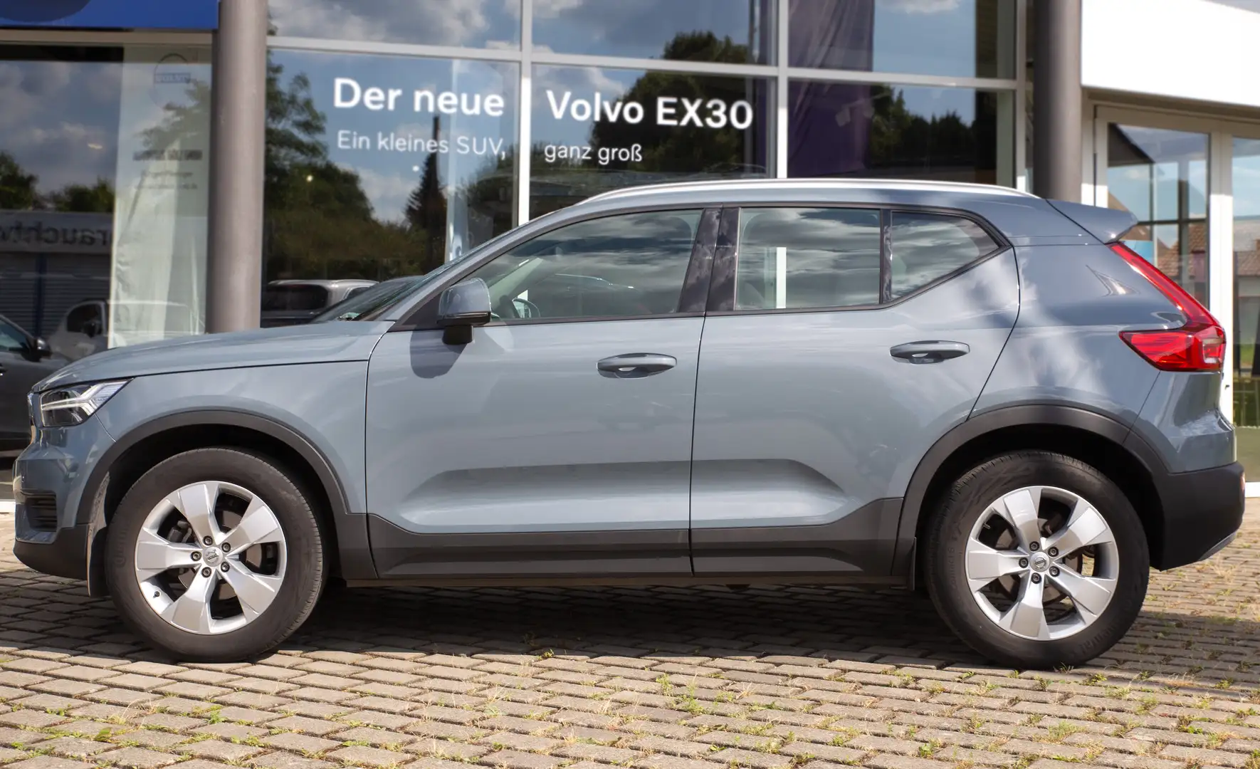 Volvo XC40 T3 Momentum 2WD*AHK*PDC*Kamera*Elektr.Sitz* Grau - 2