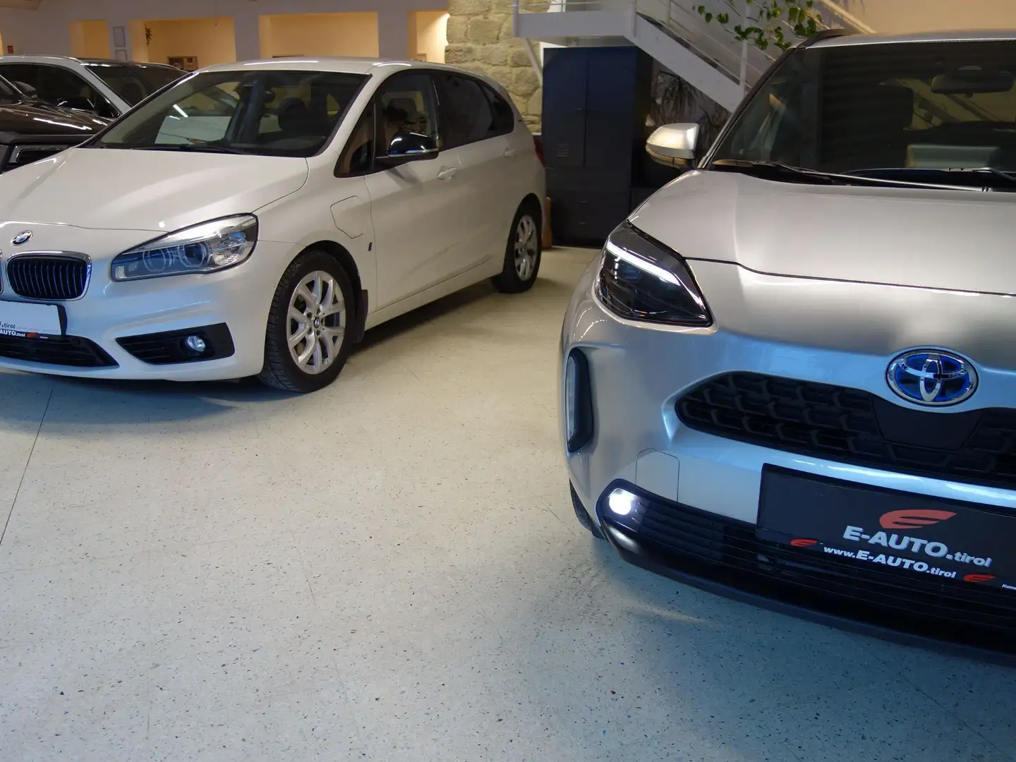 Toyota Yaris Cross Hybrid Active Drive Aut. *WENIG KM *ERSTBESITZ *L Grau - 2