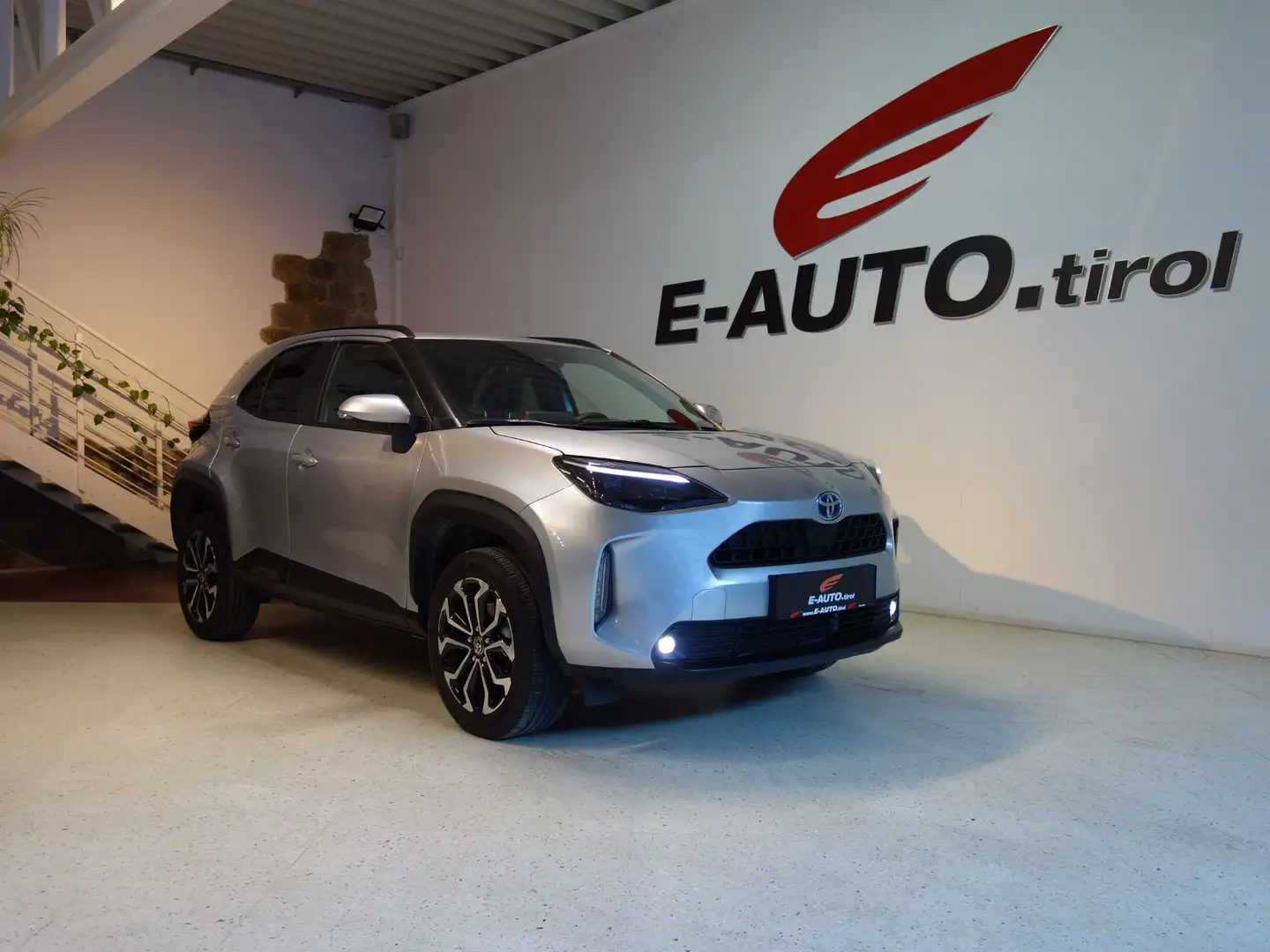 Toyota Yaris Cross Hybrid Active Drive Aut. *WENIG KM *ERSTBESITZ *L Grau - 1