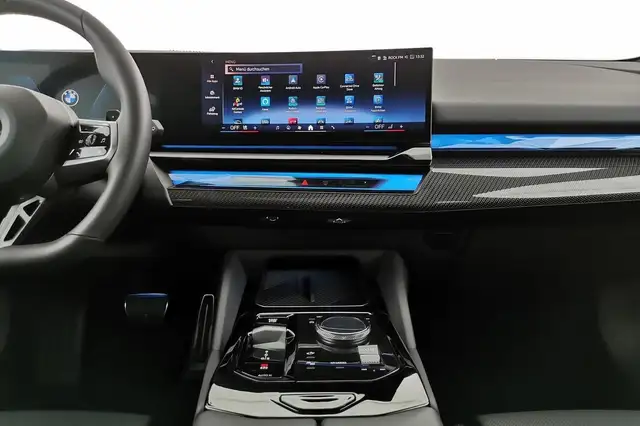 BMW 5 Series view 8