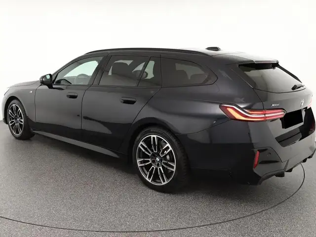 BMW 5 Series view 4