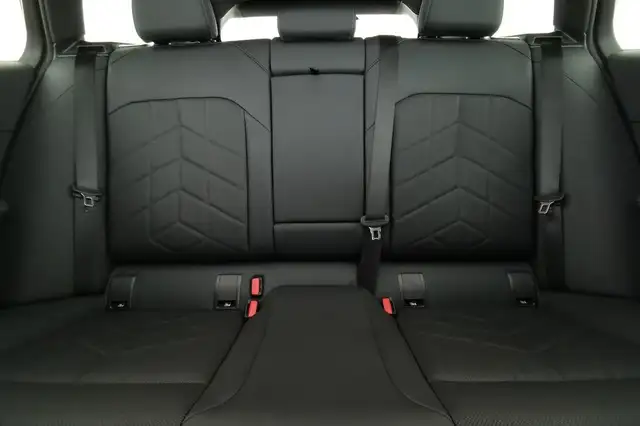 BMW 5 Series view 9