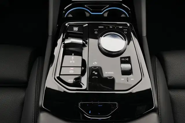 BMW 5 Series view 15