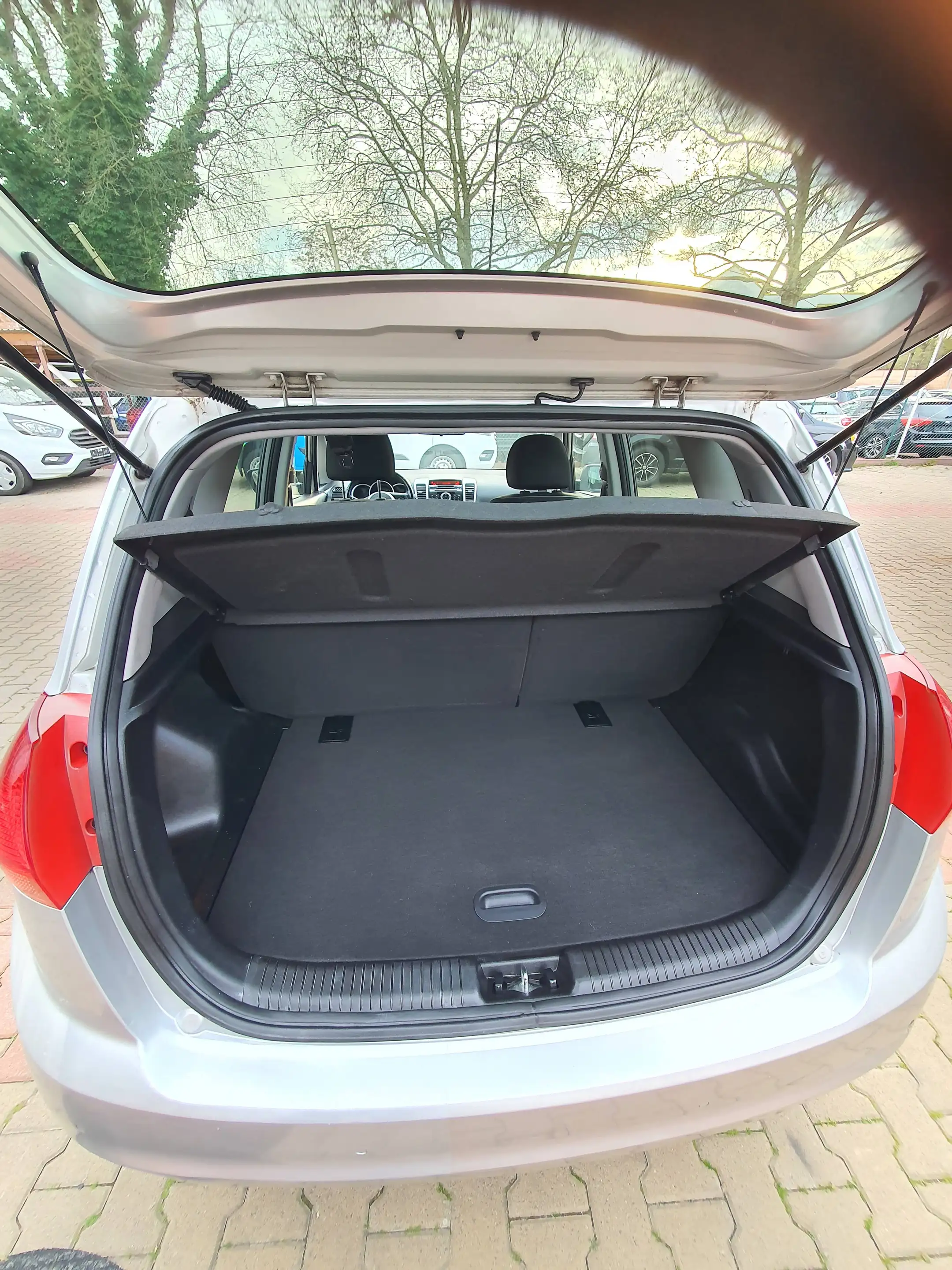 Kia Venga FIFA World Cup Edition — photo 6