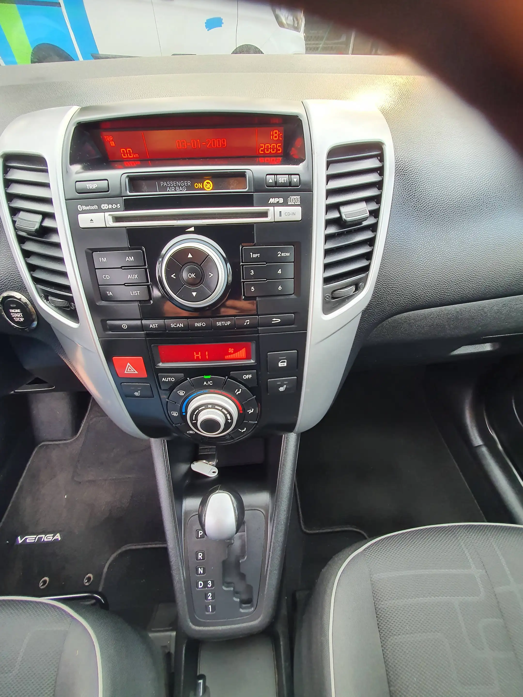Kia Venga FIFA World Cup Edition — photo 10