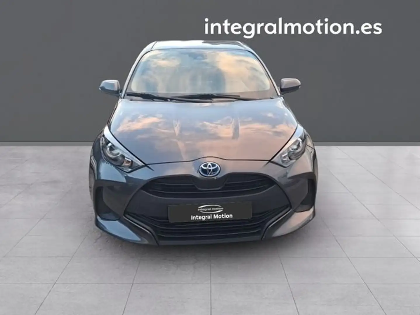 Toyota Yaris 120H 1.5 Business Plus Gris - 2