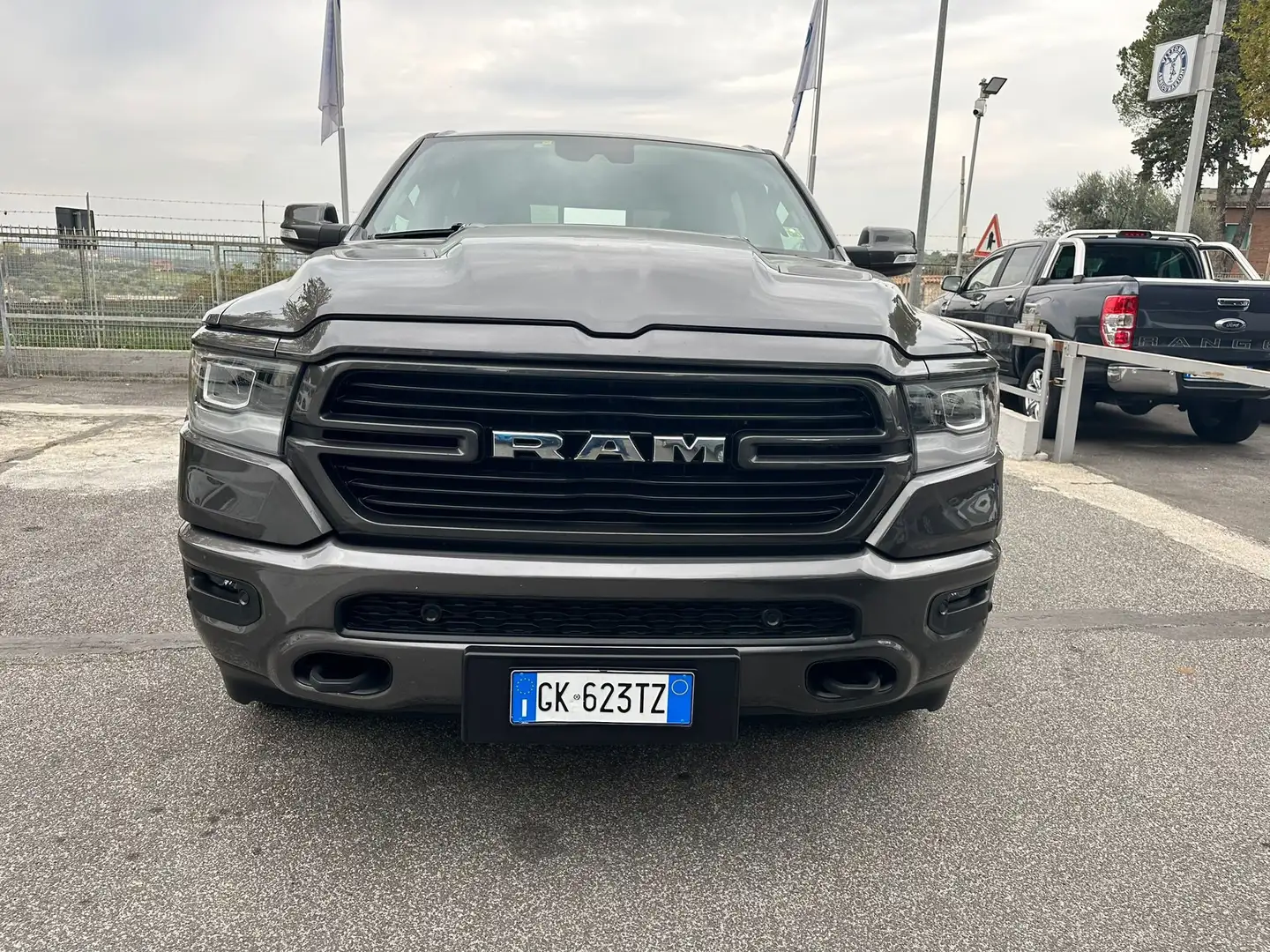Dodge RAM 5.7 V8 Crew Cab MB LaRamie Gpl 395cv at8 Grigio - 2