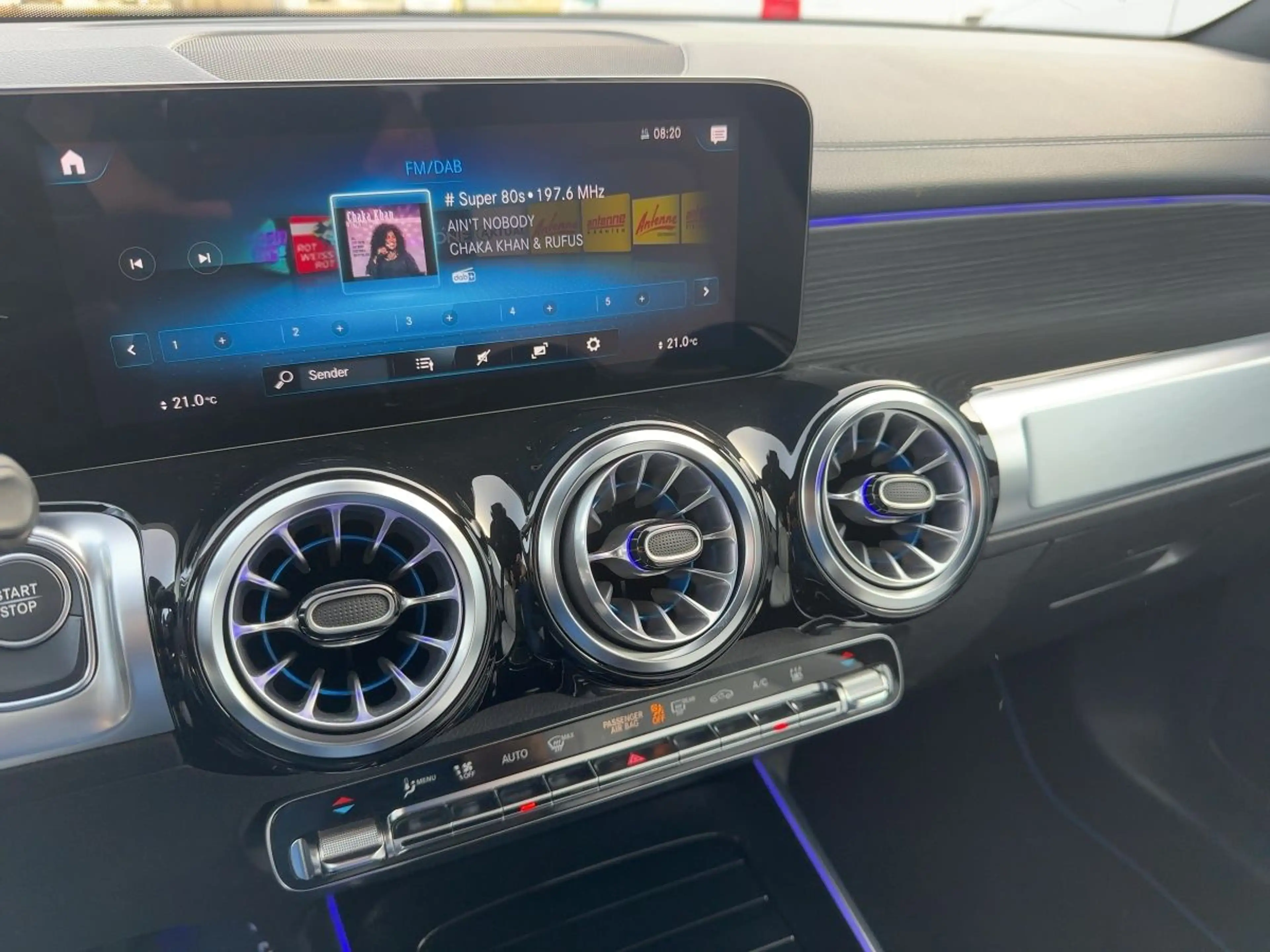 Mercedes-Benz EQB 300 4MATIC RKam Klima Shz Ambi eHeck Navi — photo 12