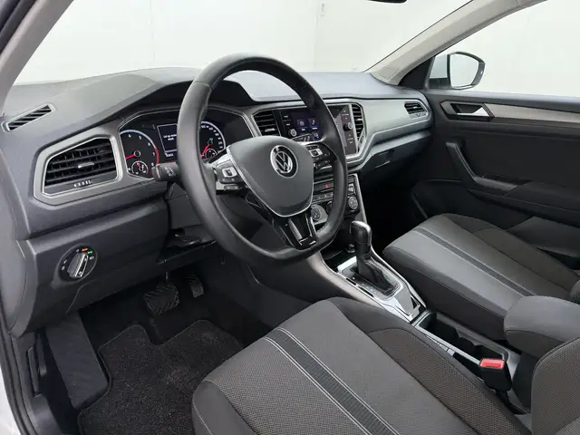Volkswagen T-Roc view 9