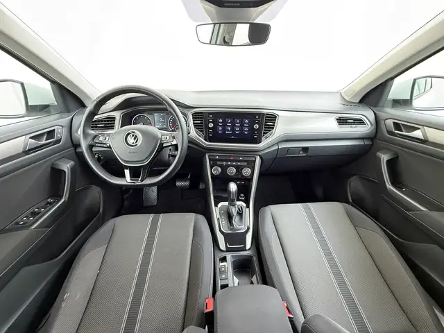 Volkswagen T-Roc view 3