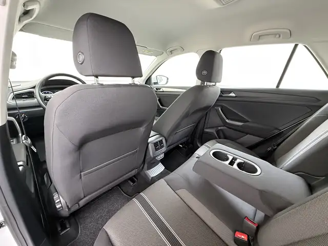Volkswagen T-Roc view 11