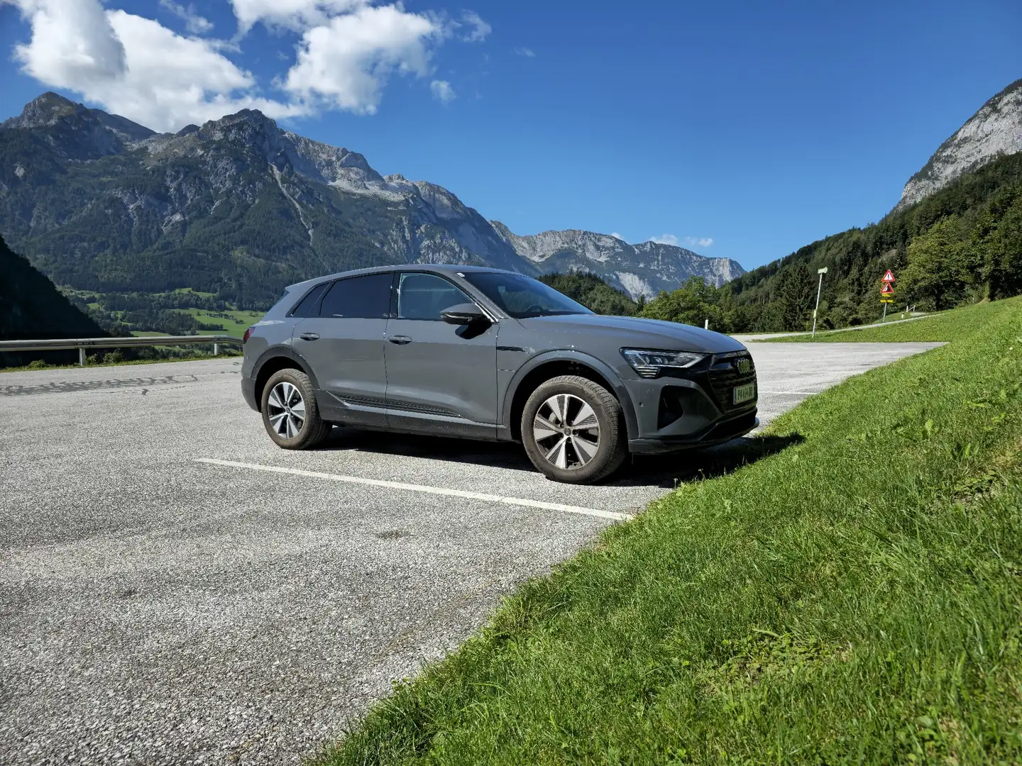 Audi Q8 e-tron 50 quattro 89kWh Business Grau - 1