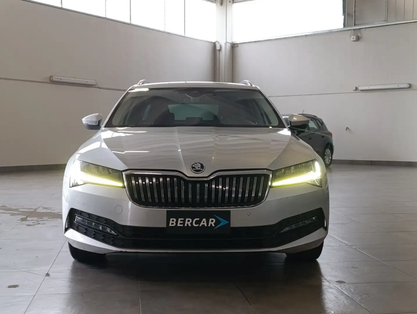 Skoda Superb Superb 2.0 TDI EVO 122 CV SCR DSG Wagon Executive Silber - 2