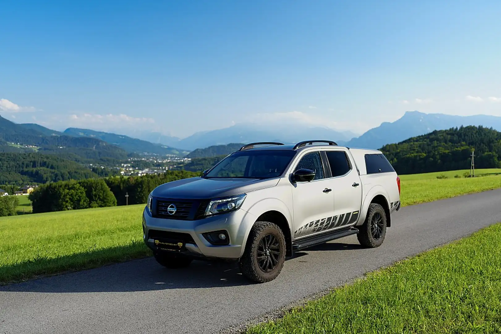 Nissan NP300 NP300 Navara Double Cab 4x4 2,3 dCi N-Guard Aut... Grau - 2
