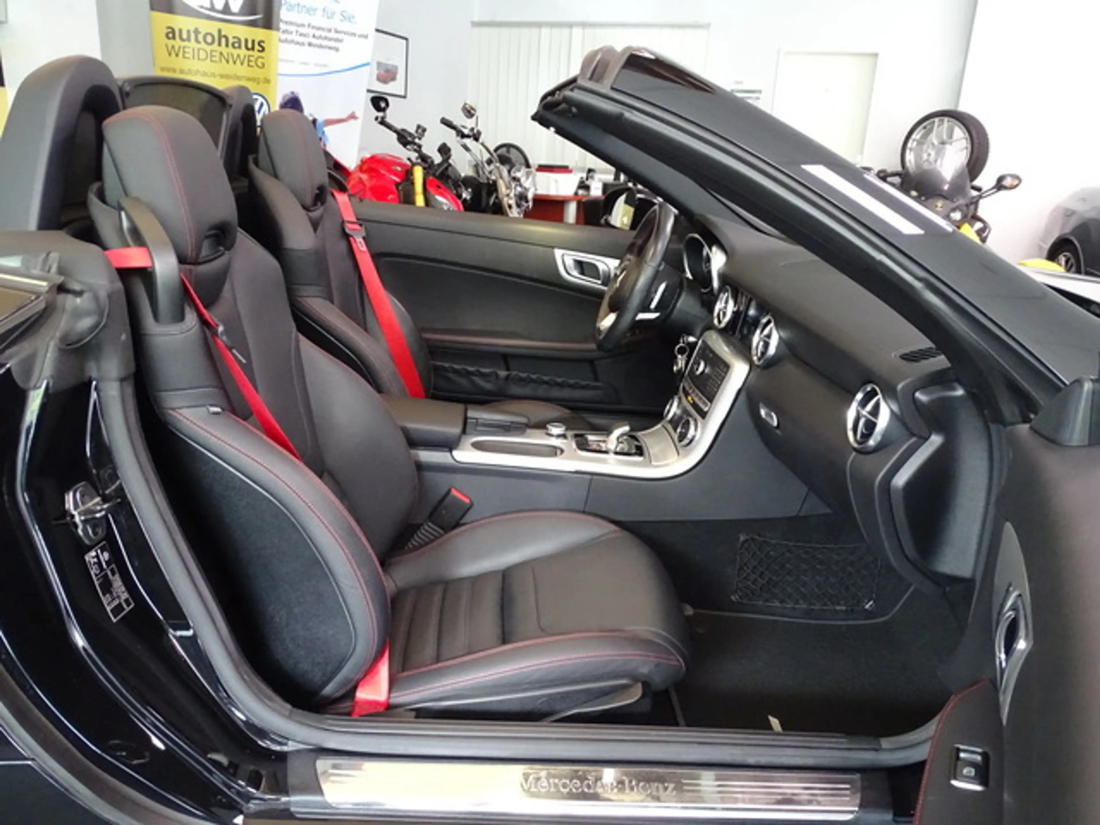 Mercedes-Benz SLC 200 AMG Pano Leder LED Navi Airs.erst30942KM — photo 14