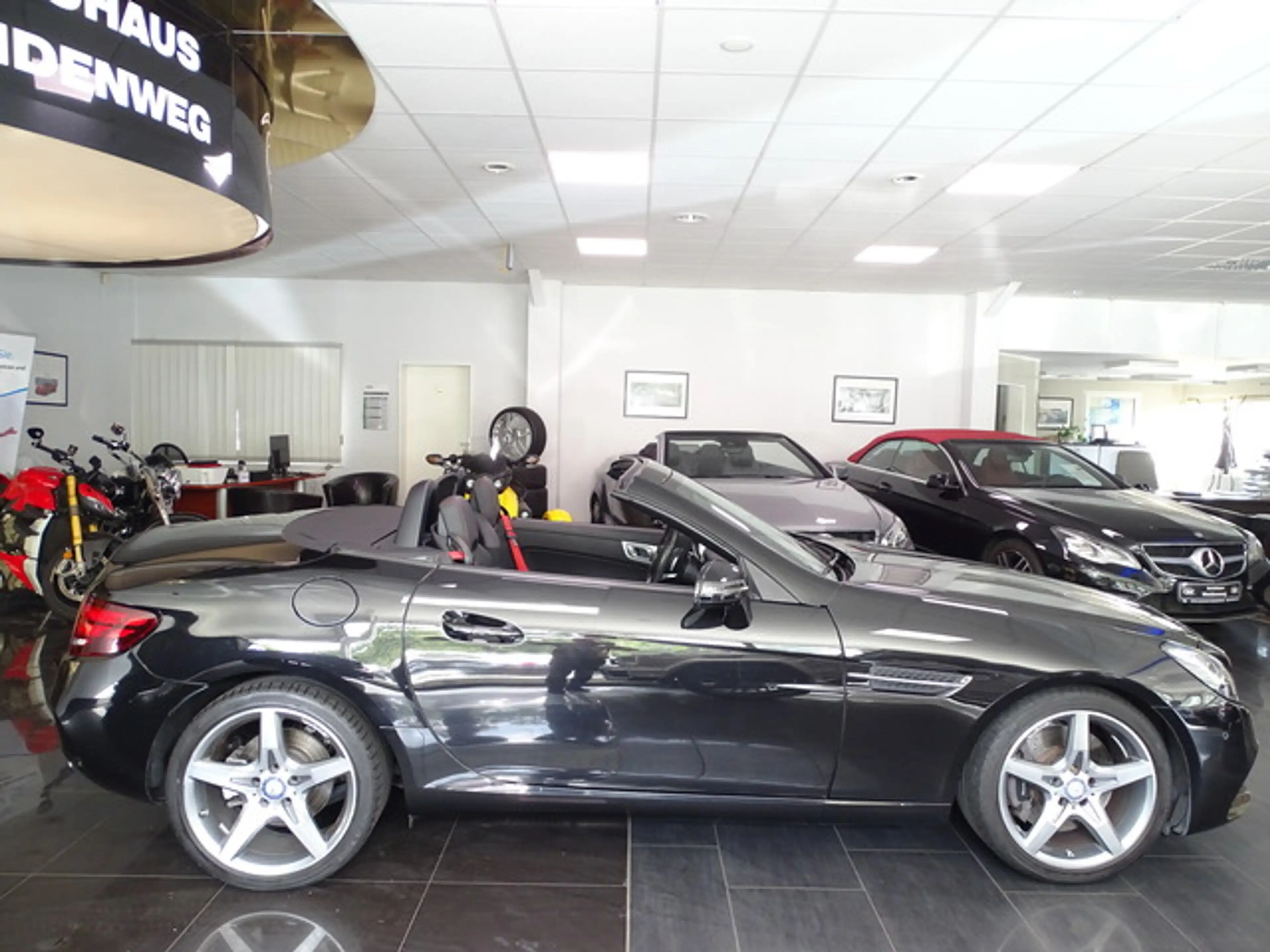 Mercedes-Benz SLC 200 AMG Pano Leder LED Navi Airs.erst30942KM — photo 12