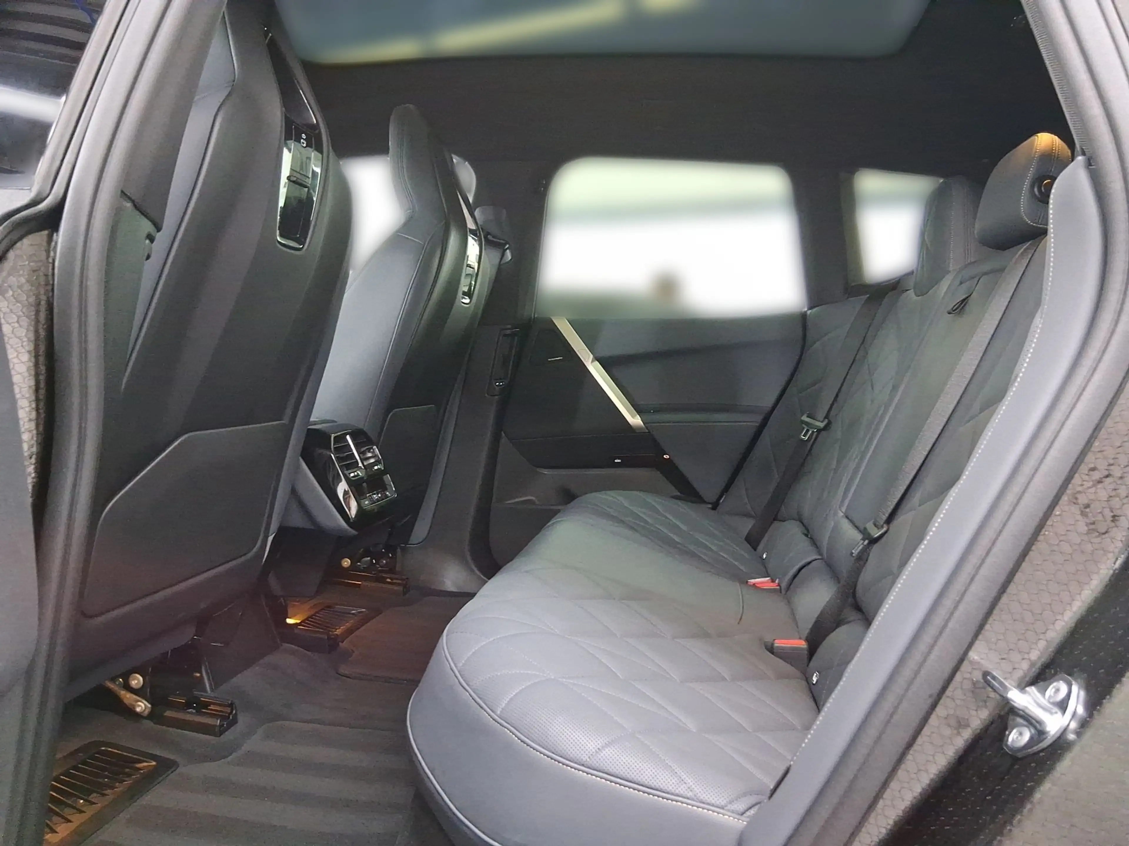 BMW iX xDrive40 AHK*Laser*Luftfeder*Pano*Suite*22" — photo 11