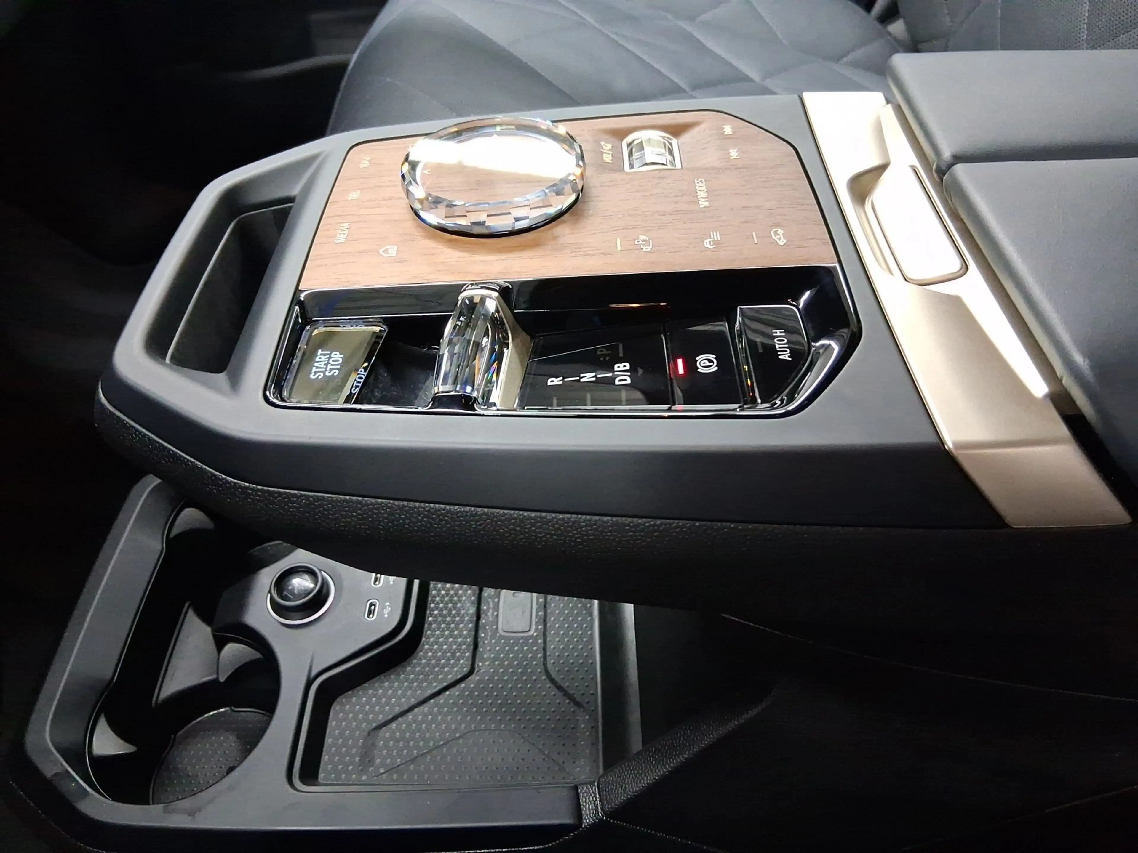 BMW iX xDrive40 AHK*Laser*Luftfeder*Pano*Suite*22" — photo 15
