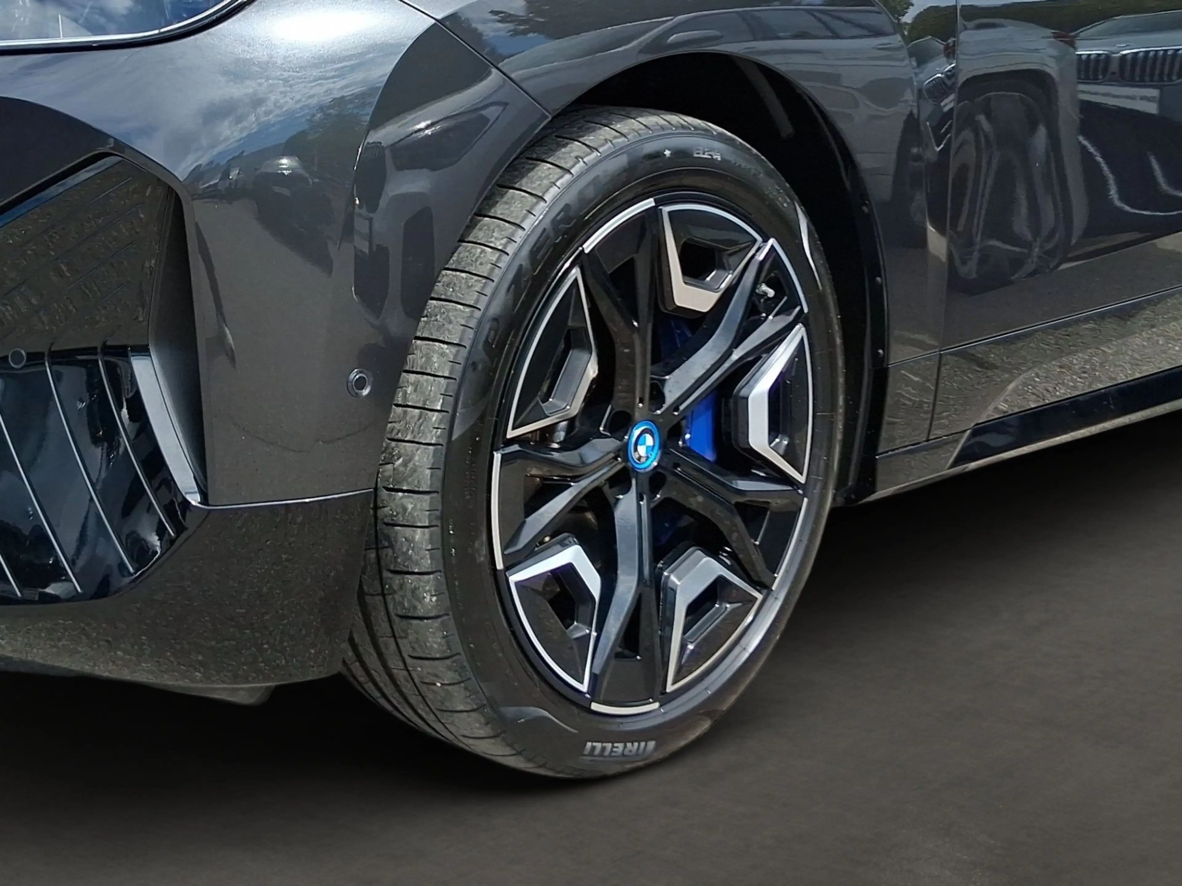BMW iX xDrive40 AHK*Laser*Luftfeder*Pano*Suite*22" — photo 6