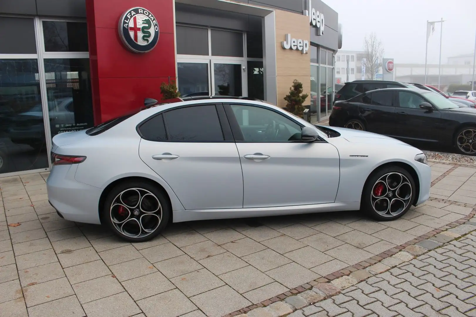 Alfa Romeo Giulia Competizione Q4 Panorama Assistenzpaket Grau - 2