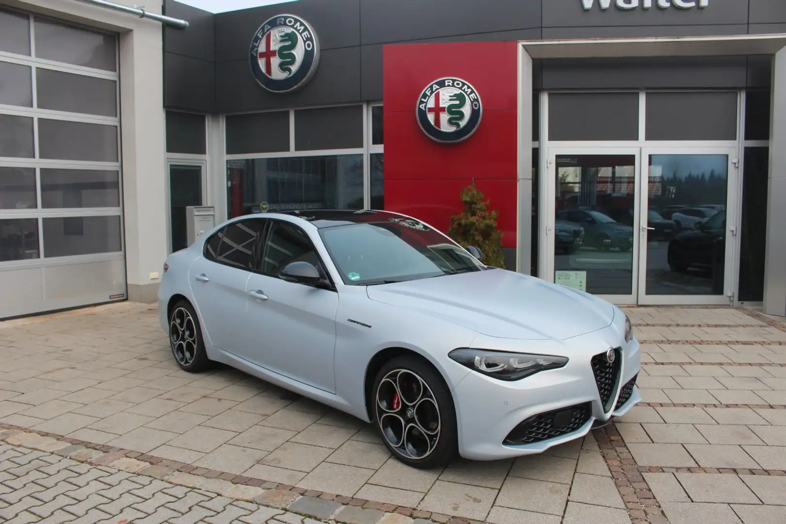 Alfa Romeo Giulia Competizione Q4 Panorama Assistenzpaket Grau - 1