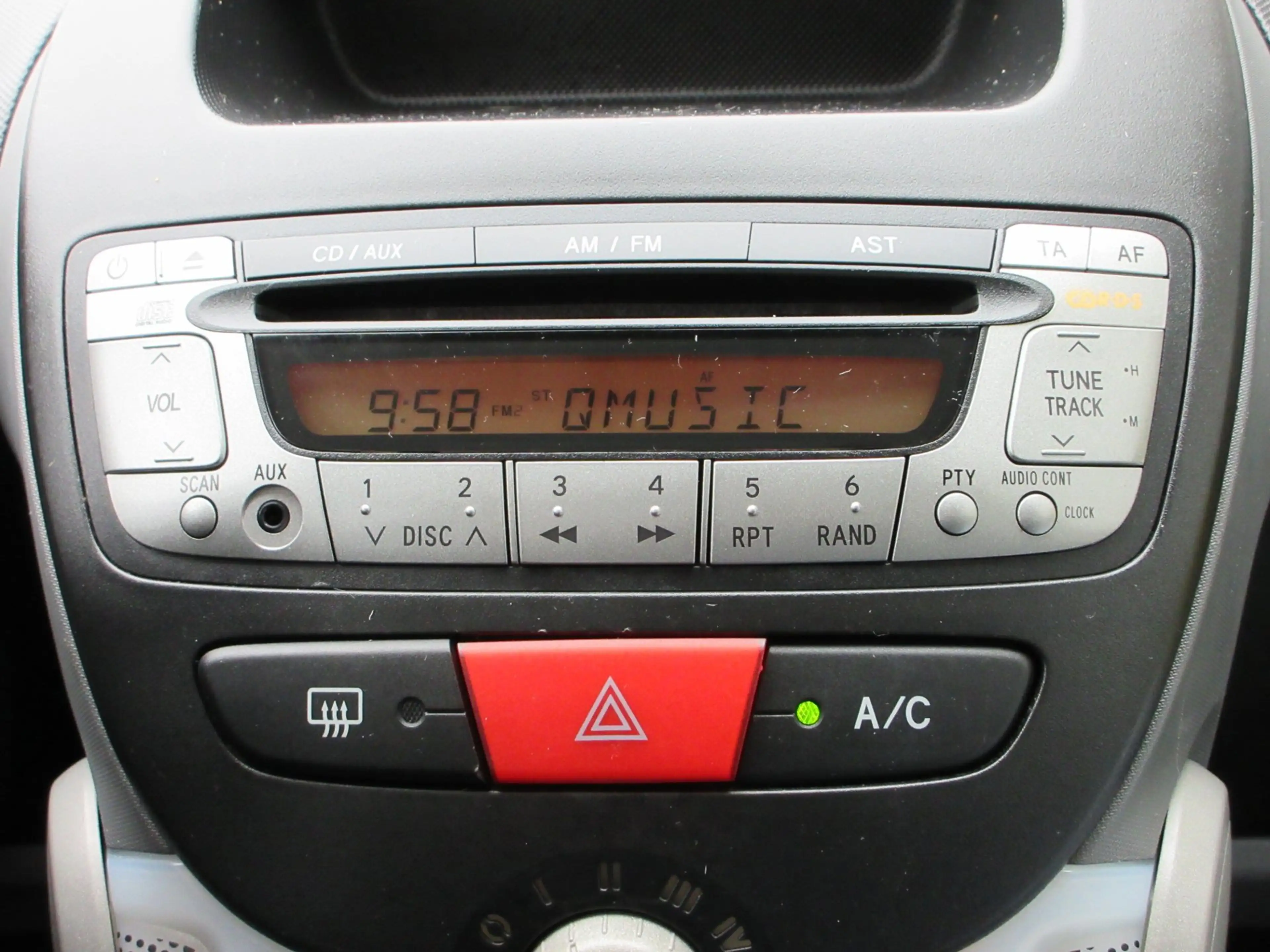 Peugeot 107 1.0-12V XS — photo 10
