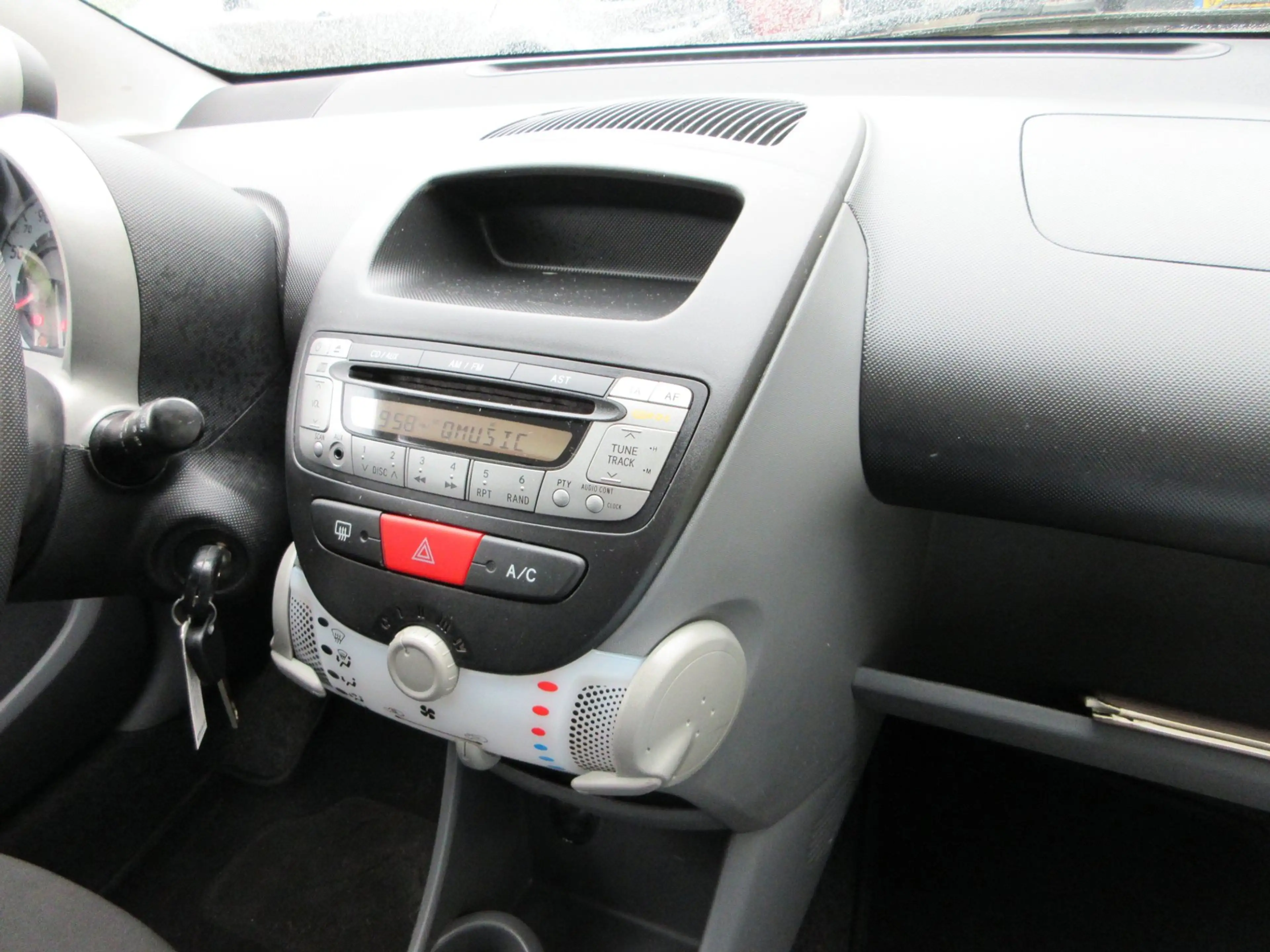 Peugeot 107 1.0-12V XS — photo 9