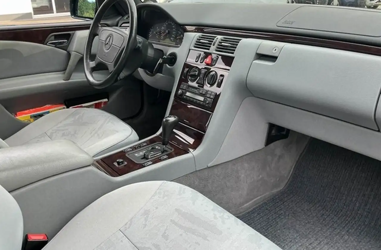 Mercedes-Benz E 320 AUTOMATIK ELEGANCE OLDTIMER, foto 7