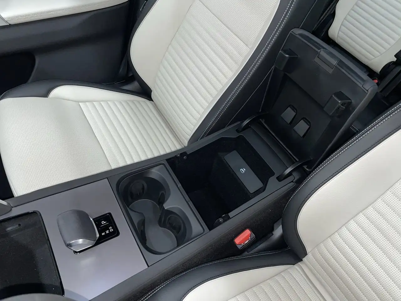 Land Rover Discovery Sport снимка Land Rover Discovery Sport