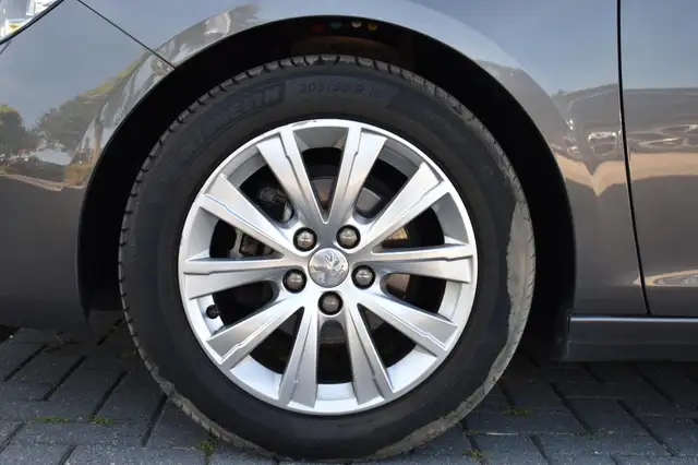 Peugeot 308 view 8