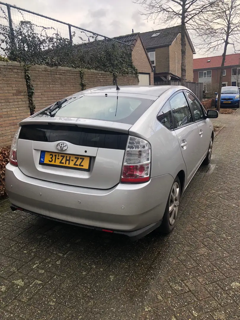 Toyota Prius (Hybrid) Sol Gri - 2